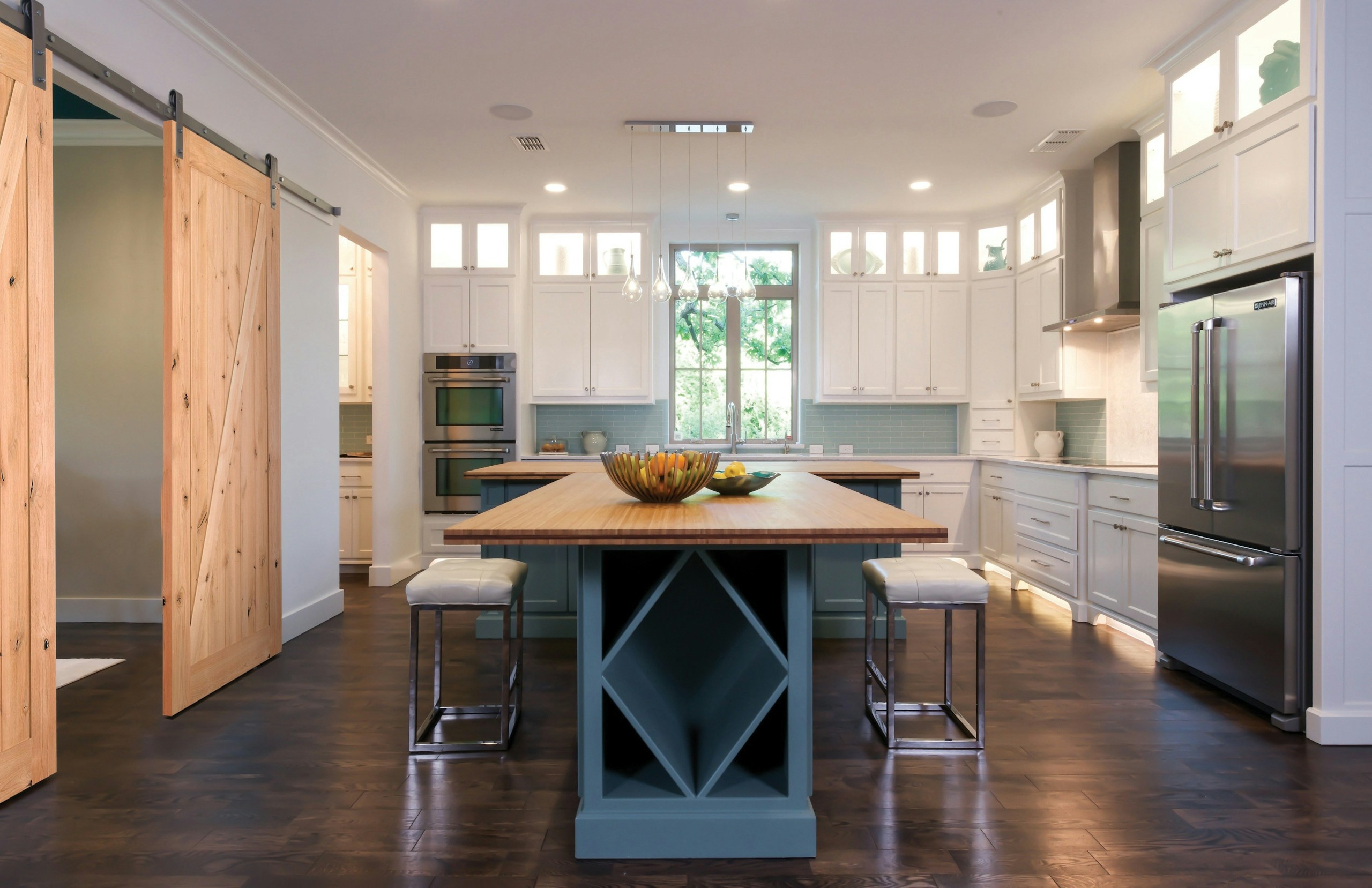 view of kitchen with advisar barn door